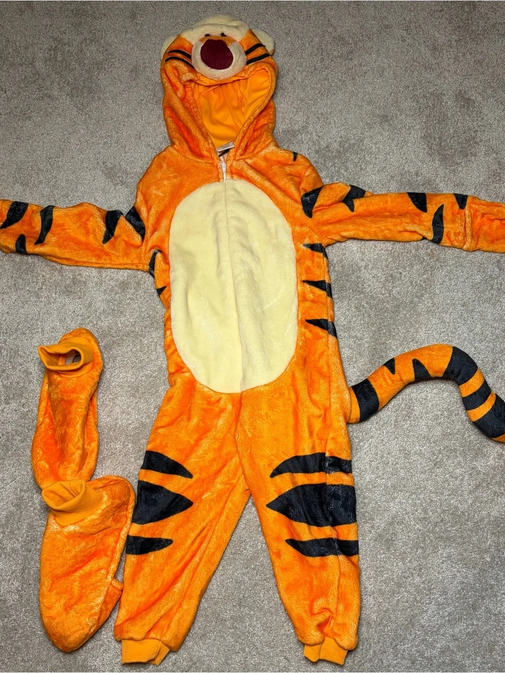 Disney deluxe tigger costume